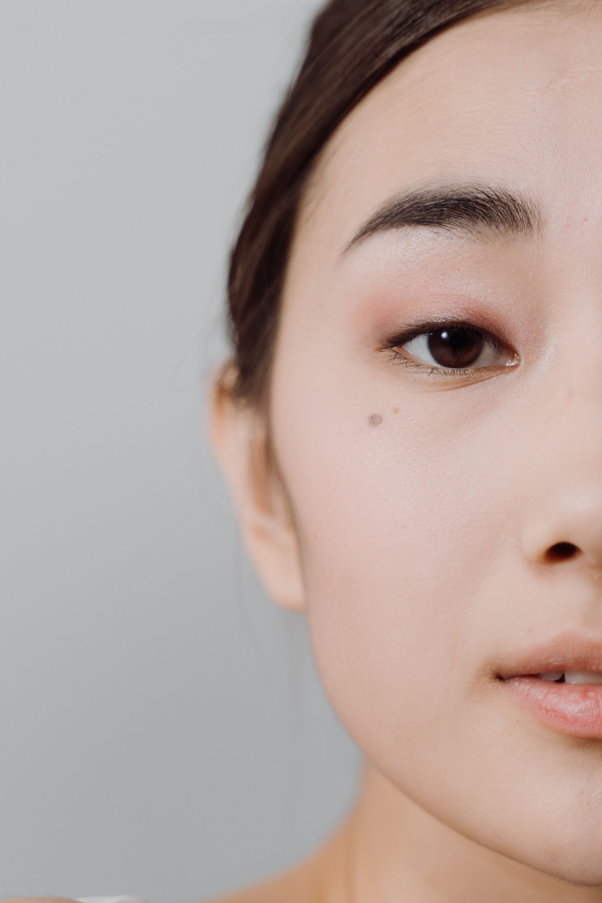 穏やかな表情の女性の横顔(仮の写真)