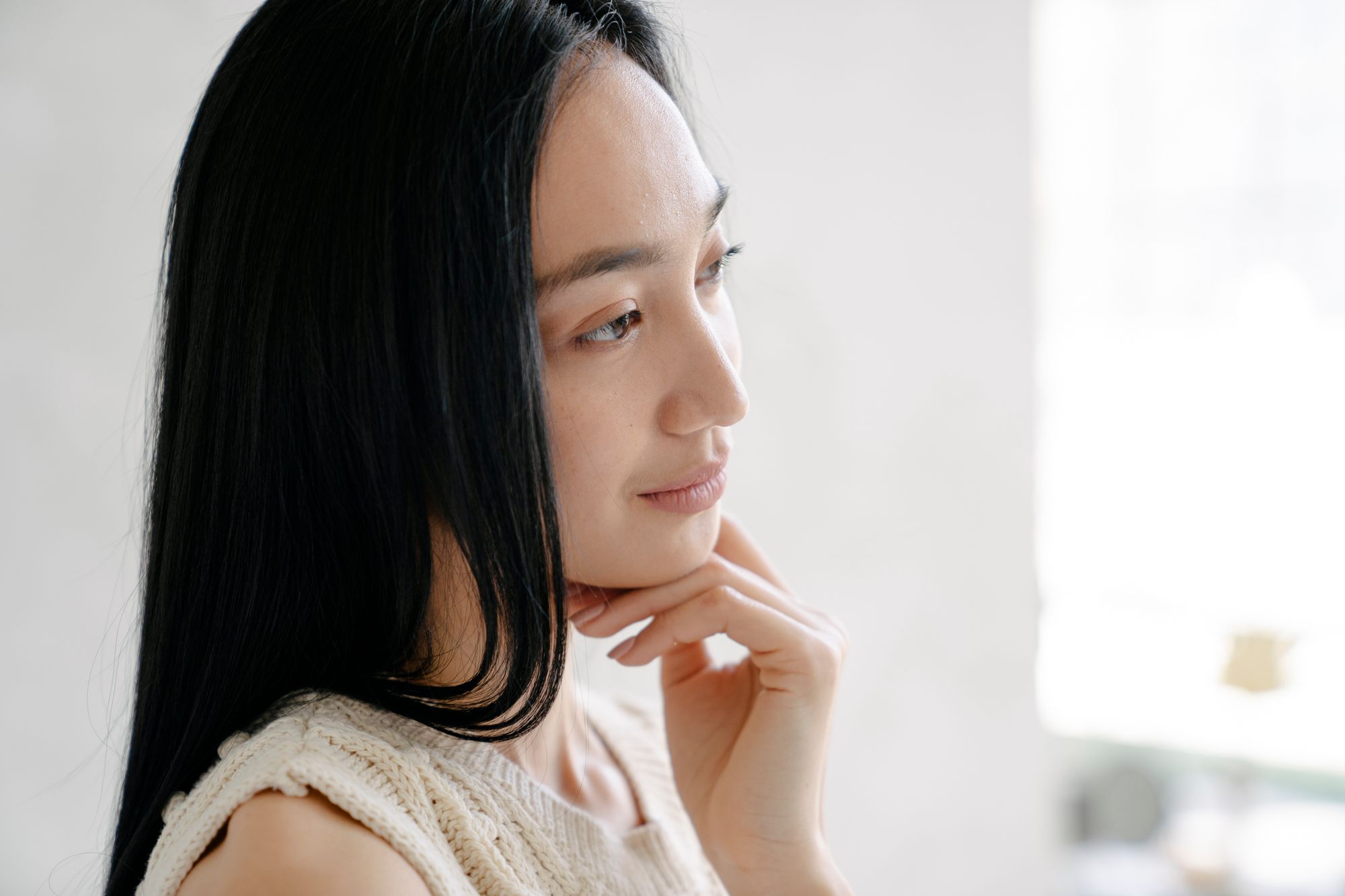 肌のことを考える女性のイメージ(仮の写真)